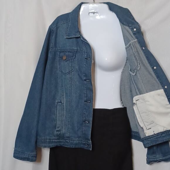 Dollhouse Women's Denim Jeans Jacket. Size 1X - Picture 12 of 15
